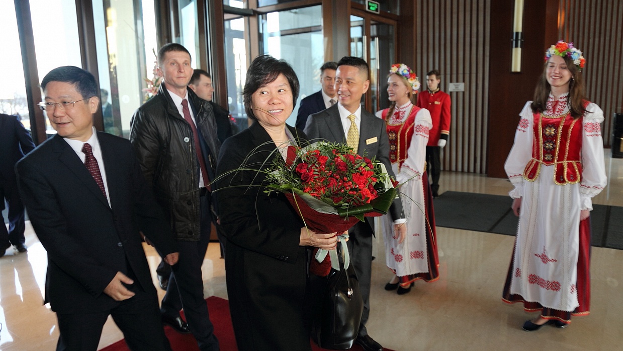 Председатель Постоянного комитета Всекитайского собрания народных представителей Шэнь Юэюэ в отеле "Пекин"